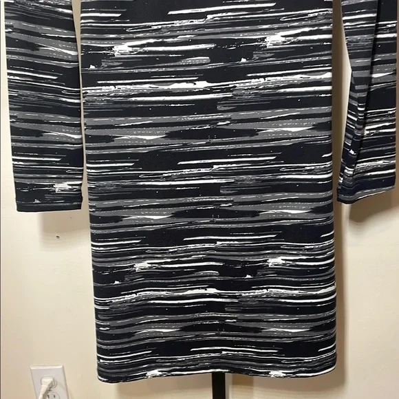 Soybu Black and White Patterned Long Sleeve Dress - Picture 5 of 10